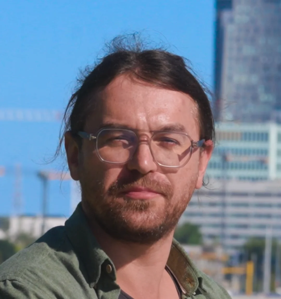 dr Przemek Fiedorczuk patrzy w obiektyw, w tle Gdynia