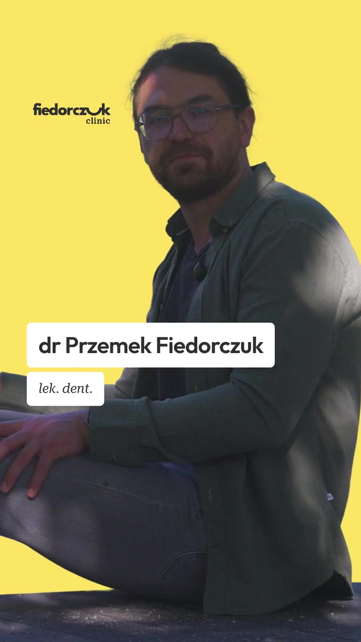 Kadr z filmu: dr Przemek Fiedorczuk w parku, w zielonej koszuli