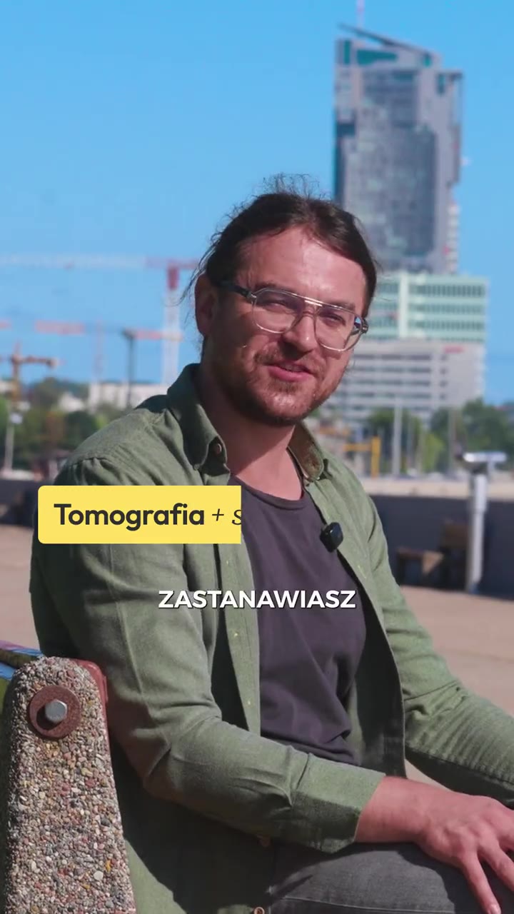 Kadr z filmu: dr Przemek Fiedorczuk w Gdyni, w tle Sea Towers